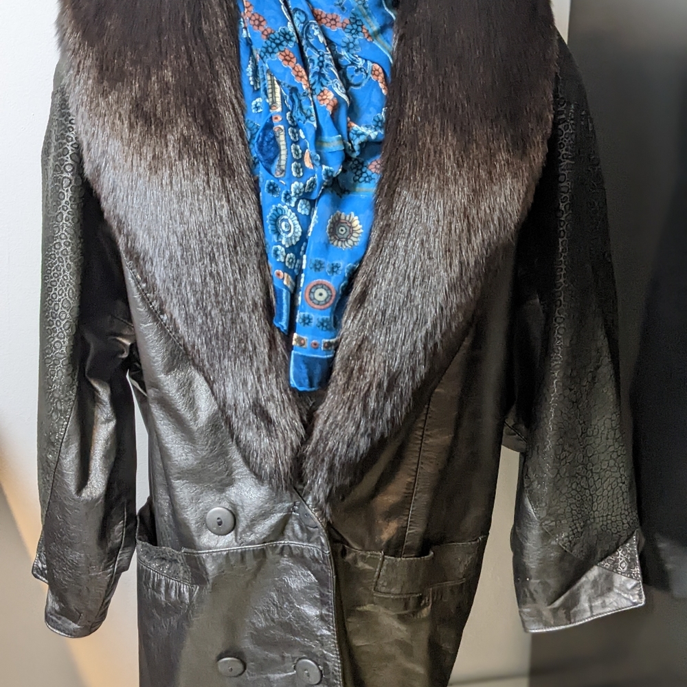 Vintage leather jacket with fur collar - Picture 16 of 16